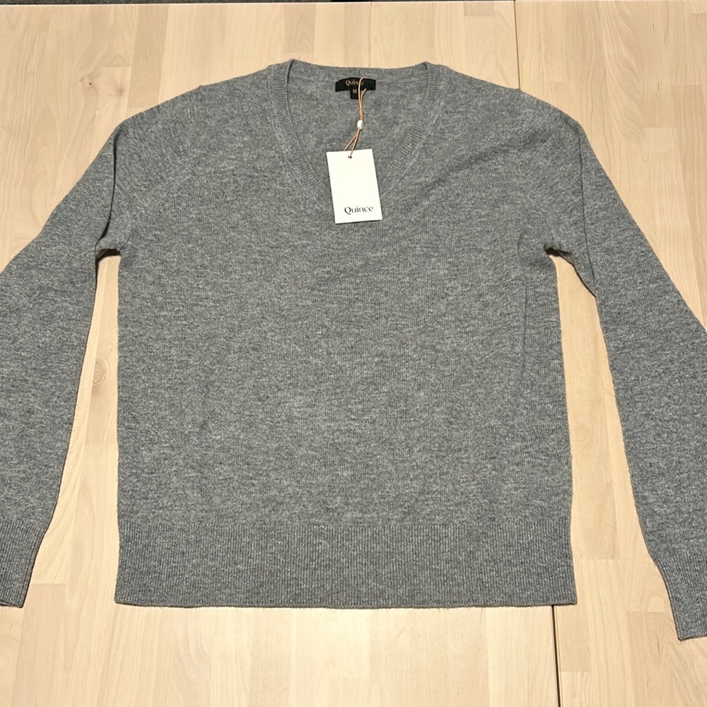 NWT Quince cashmere v-neck sweater, size M